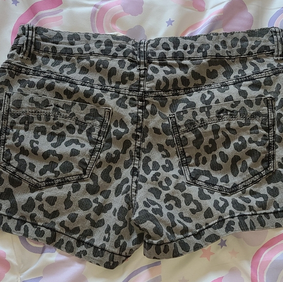 Leopard Print Jean Shorts Size 2 - Picture 2 of 3